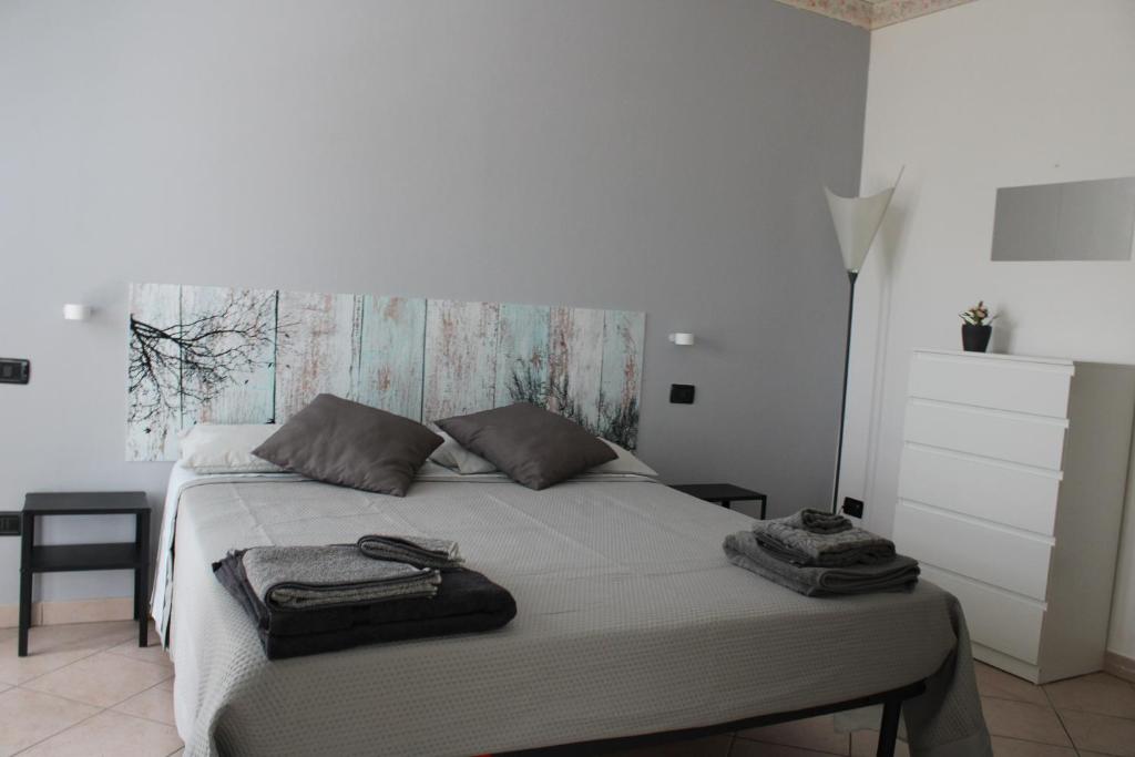 1 dormitorio con 1 cama con 2 toallas en Relax and apartment, en SantʼAgata Feltria