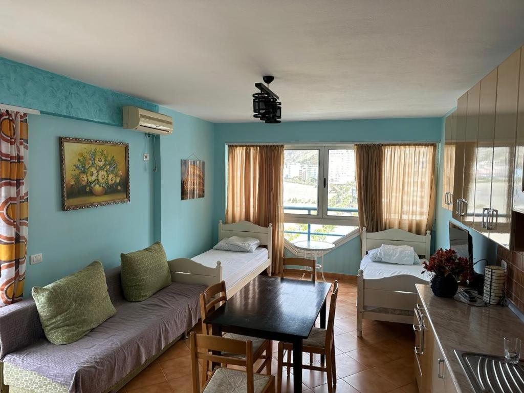 - un salon avec un canapé et une table dans l'établissement Sea view apartment 1, à Shëngjin