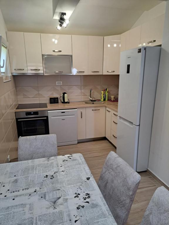 Kuhinja ili čajna kuhinja u objektu Guest House Martinovic