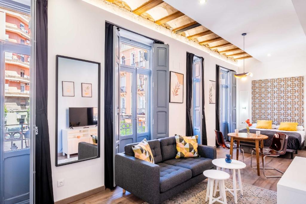 un soggiorno con un divano e un tavolo di Classy Studio Apartment with Unique Design a Valencia
