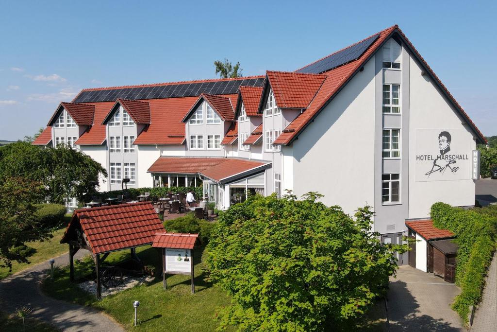 un grand bâtiment blanc avec des toits rouges dans l'établissement Hotel Marschall Duroc, à Görlitz
