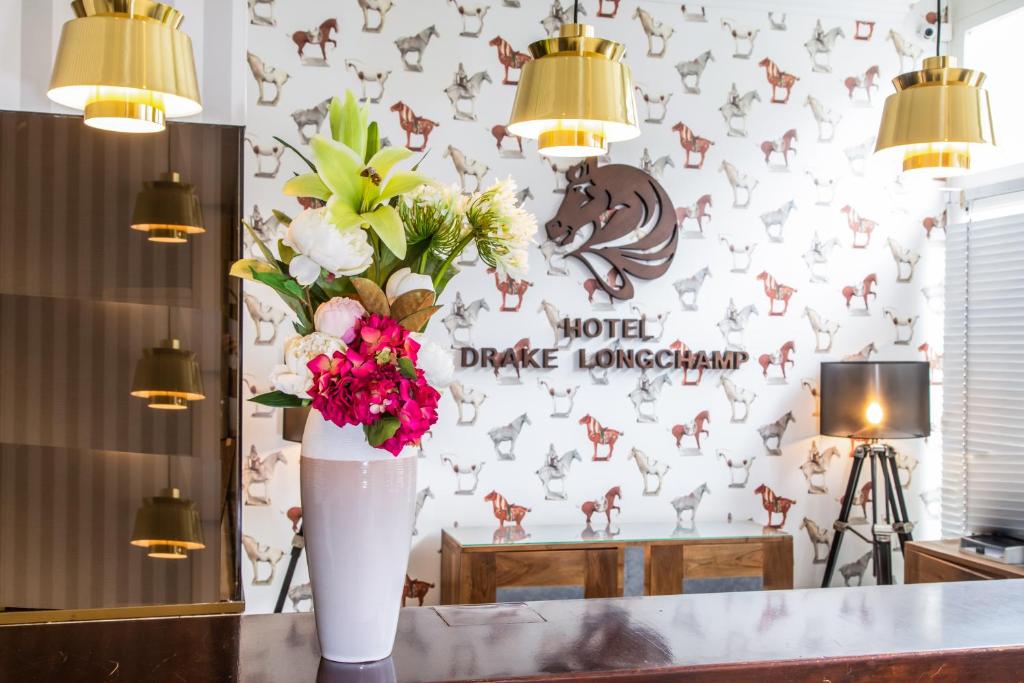 Drake Longchamp في جنيف: مزهرية مع الزهور على طاولة في غرفة