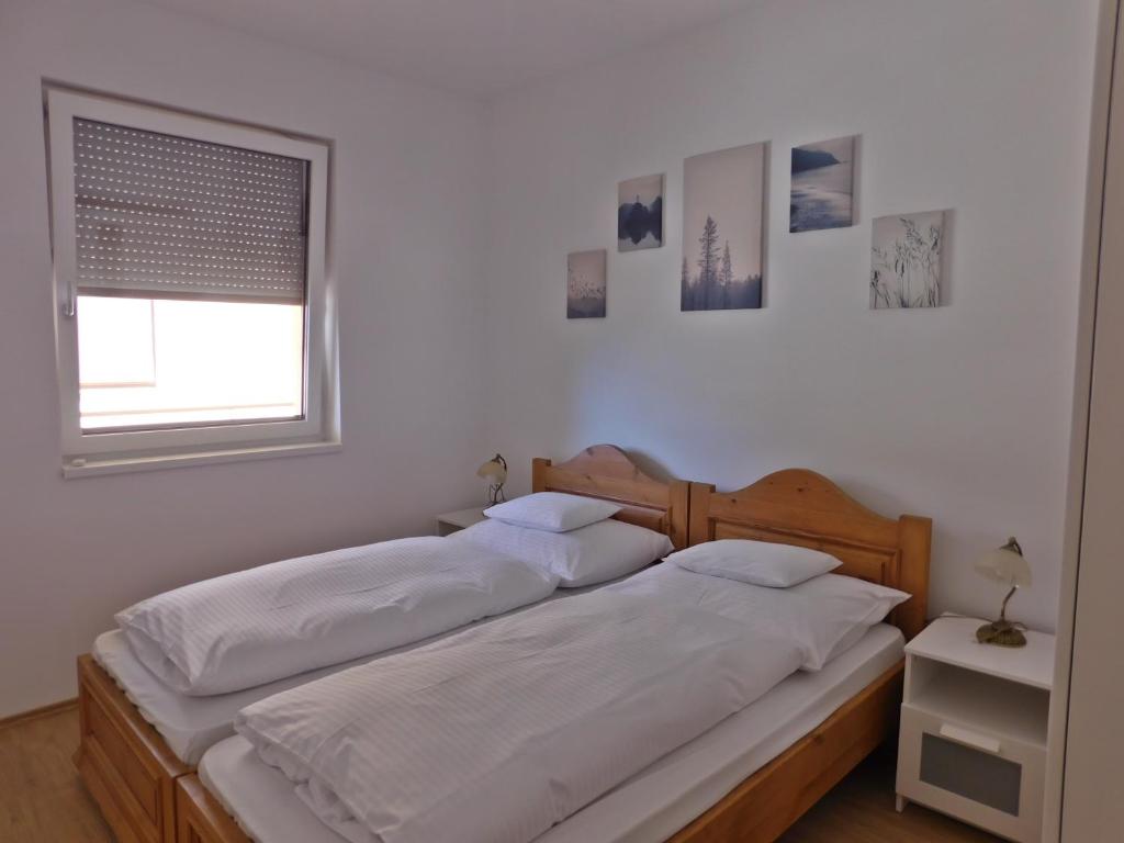 A bed or beds in a room at Berki Apartman