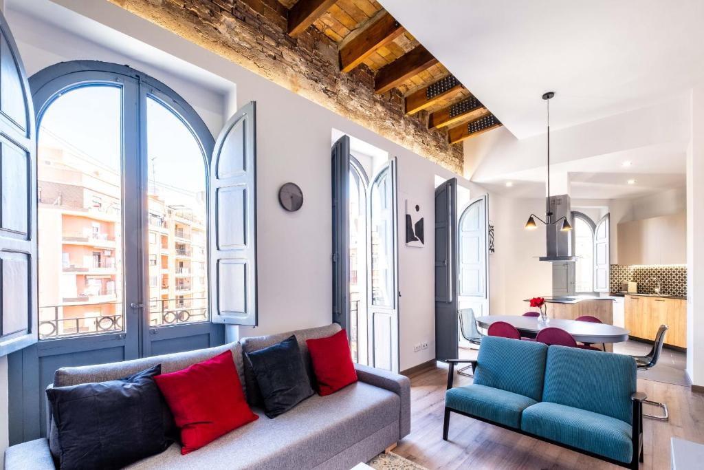 ein Wohnzimmer mit einem Sofa und einem Tisch in der Unterkunft Spacious Penthouse with Massive Terrace in Valencia