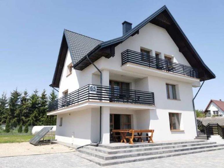 uma casa branca com uma varanda e uma mesa em Tanie Noclegi, kwatery, pokoje do wynajęcia , TARGI KIELCE em Kielce
