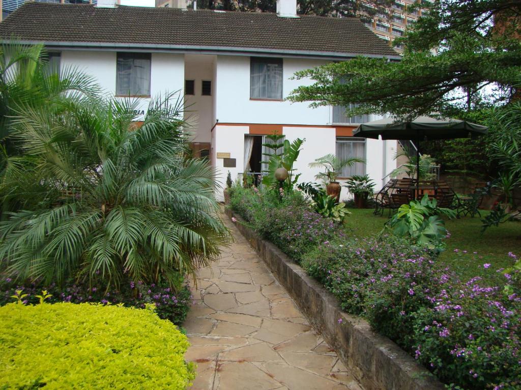 Jardí fora de ACK Guest House Nairobi