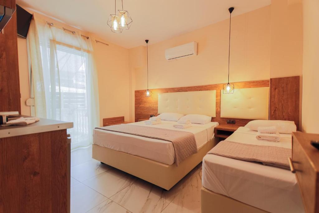 Un pat sau paturi într-o cameră la ELYSIUM - villa majken