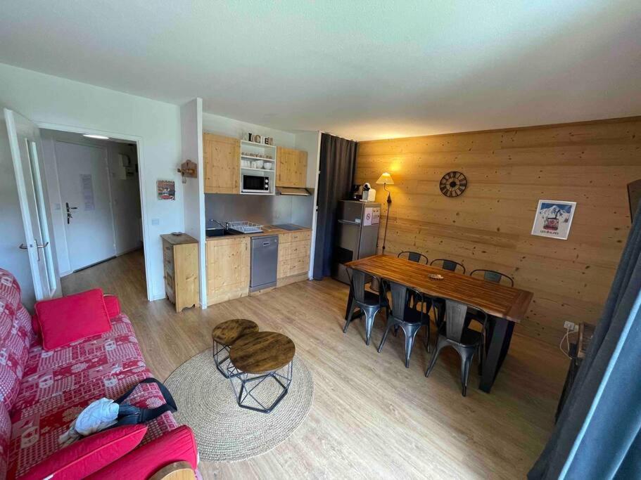 sala de estar con sofá y mesa en App 4/6 pers plein centre des 2alpes 100 m pistes, en Les Deux Alpes
