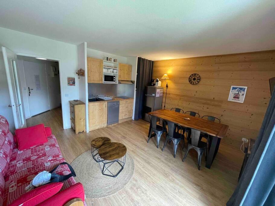 un salon avec un canapé et une table dans l'établissement App 4-6 pers avec 1 place garage 100m pistes plein centre, à Les Deux Alpes