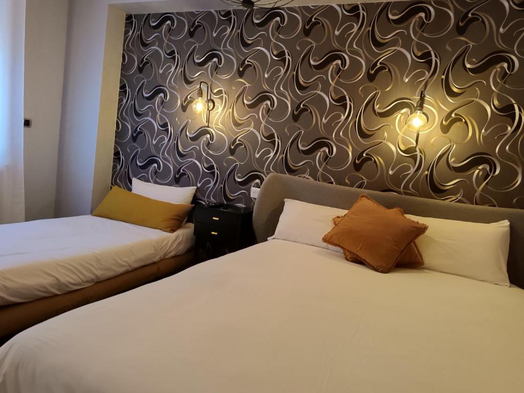 Postel nebo postele na pokoji v ubytování Contact Hôtel Limoges - HOTEL DES DEUX MOULINS