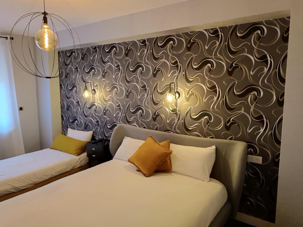 Postel nebo postele na pokoji v ubytování Contact Hôtel Limoges - HOTEL DES DEUX MOULINS