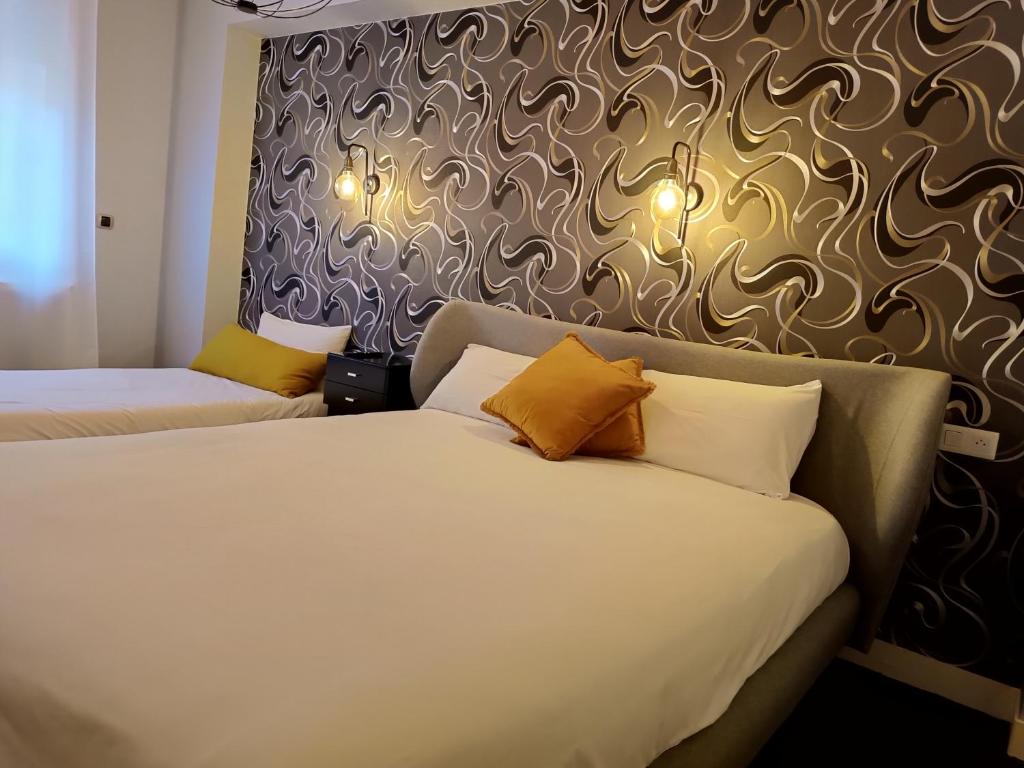 Postel nebo postele na pokoji v ubytování Contact Hôtel Limoges - HOTEL DES DEUX MOULINS
