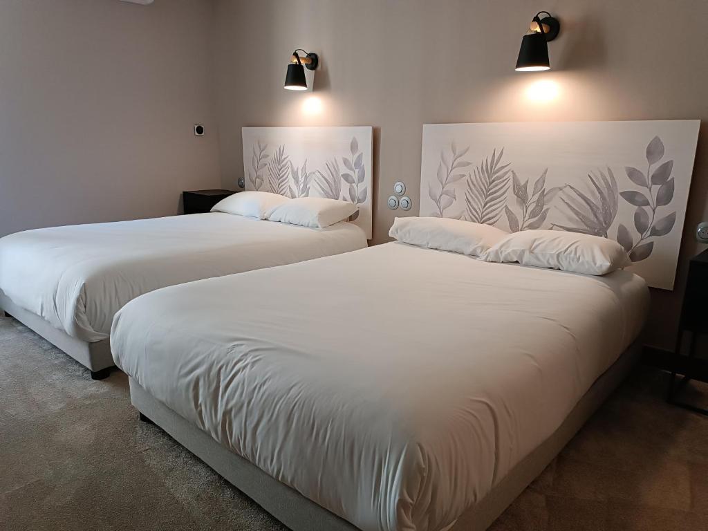 Postel nebo postele na pokoji v ubytování Contact Hôtel Limoges - HOTEL DES DEUX MOULINS