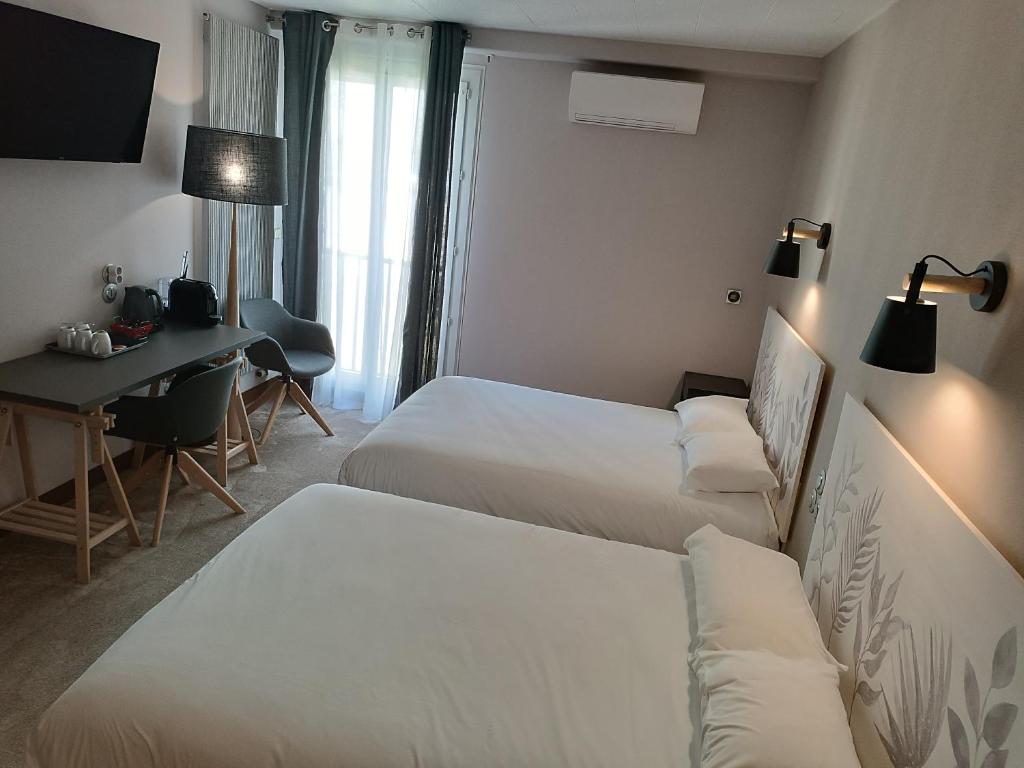 Postel nebo postele na pokoji v ubytování Contact Hôtel Limoges - HOTEL DES DEUX MOULINS