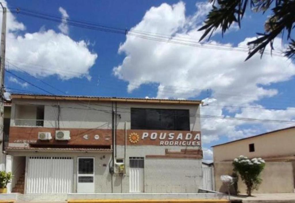 a building with a puebloffiti sign on it at POUSADA RODRIGUES in Araripina