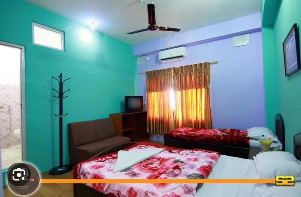1 dormitorio con 1 cama, 1 silla y 1 ventana en Hotel Benju en Kusma