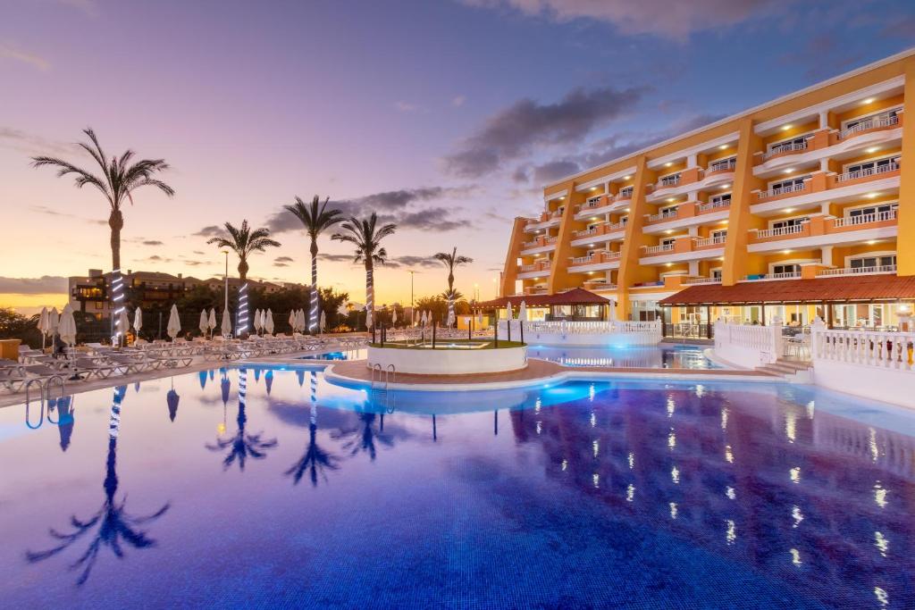Bazén v ubytovaní Chatur Playa Real Resort alebo v jeho blízkosti