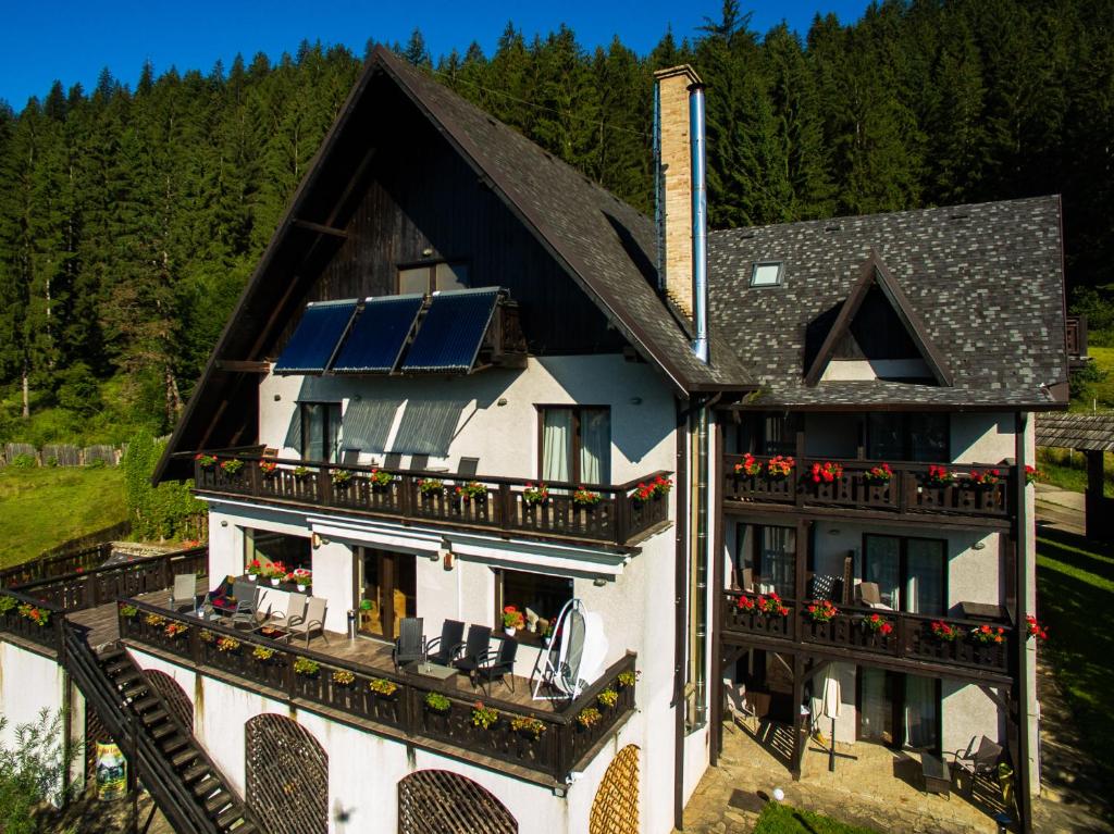 una vista aérea de una casa con paneles solares en Bucovina Lodge Pension, en Vama