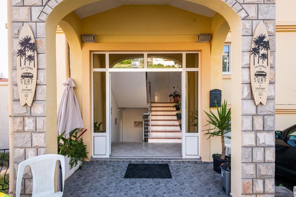 una puerta delantera de una casa con un arco en Prijevor Apartments, en Budva