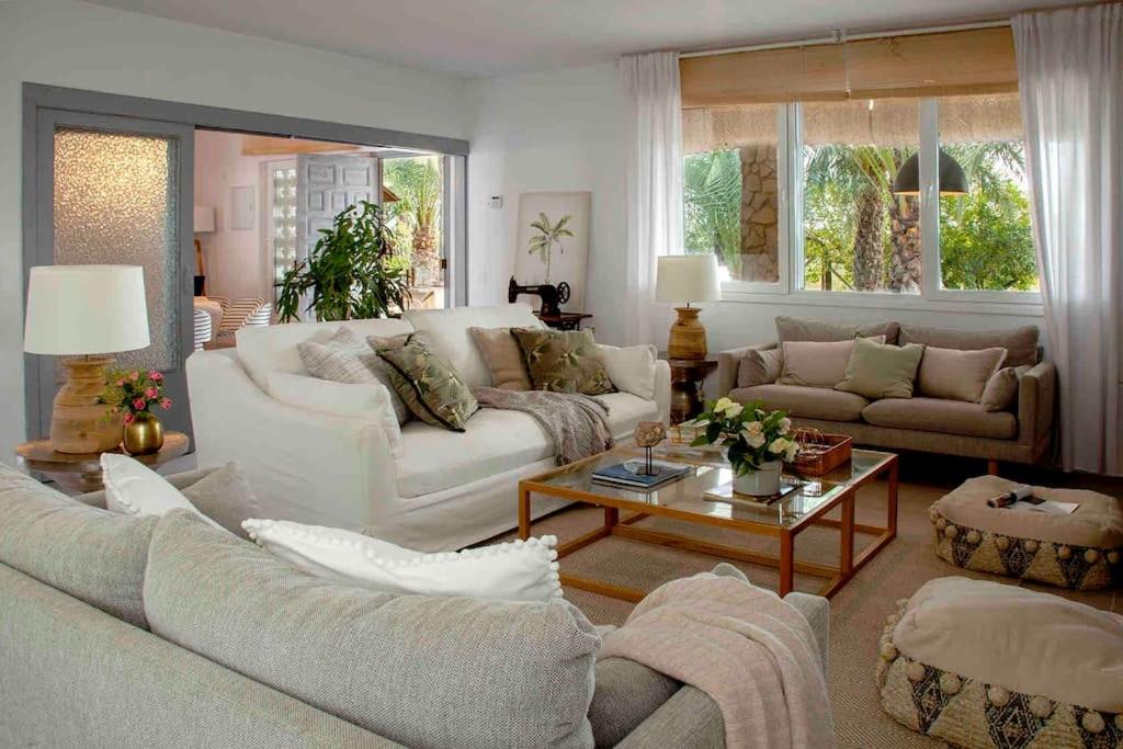 a living room with two couches and a table at Villa bonita en Alicante con piscina in Elche