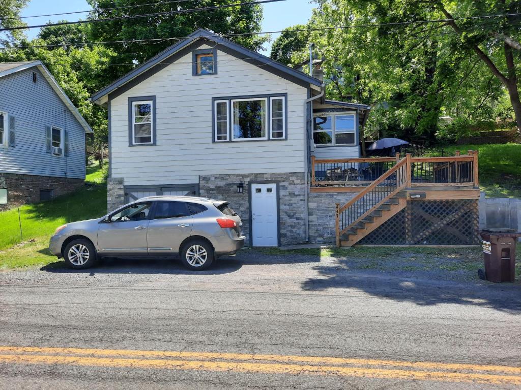 un coche plateado estacionado frente a una casa en Catskill, Your Place to Be, en Catskill