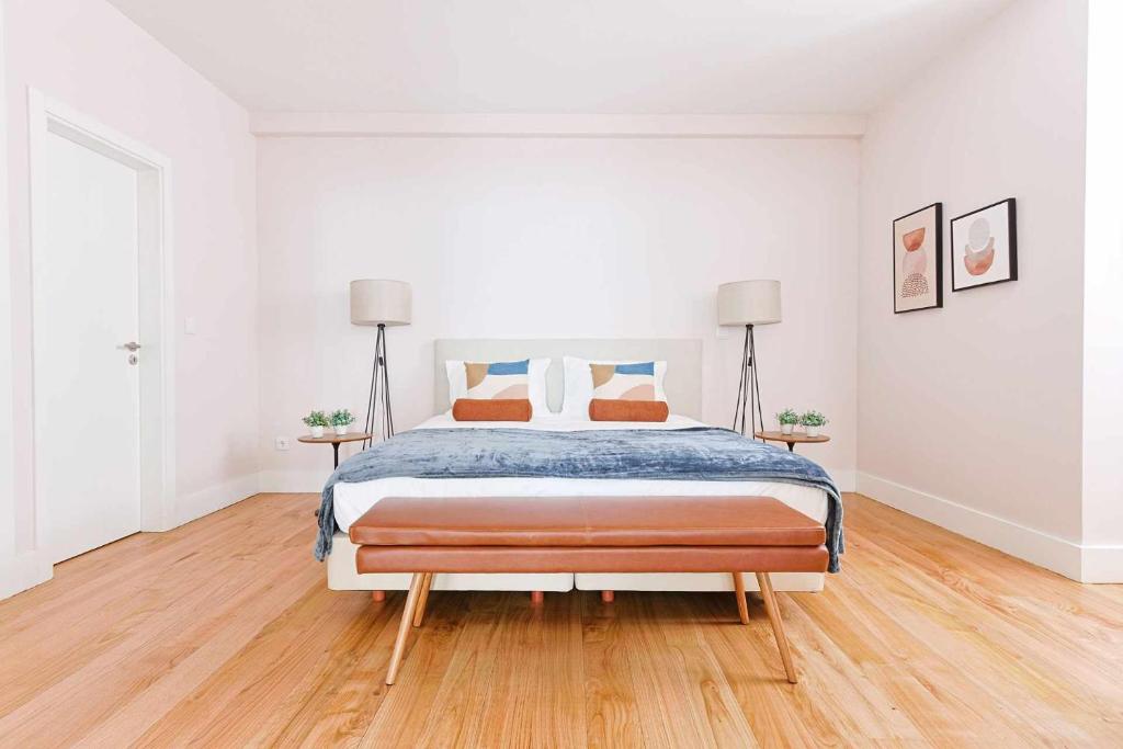 1 dormitorio blanco con 1 cama y 2 lámparas en Downtown Charming Apartments Apartamento Poldras, en Chaves