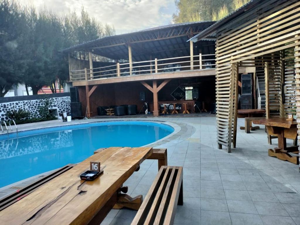Kolam renang di atau dekat dengan Villa Highland No 7 M Berastagi View