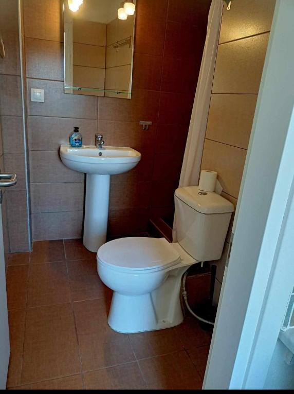 Kúpeľňa v ubytovaní Akrogiali Studios Michaniona