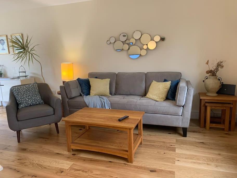 sala de estar con sofá y mesa de centro en 3 Bedroom House with Parking and Garden, en Windsor