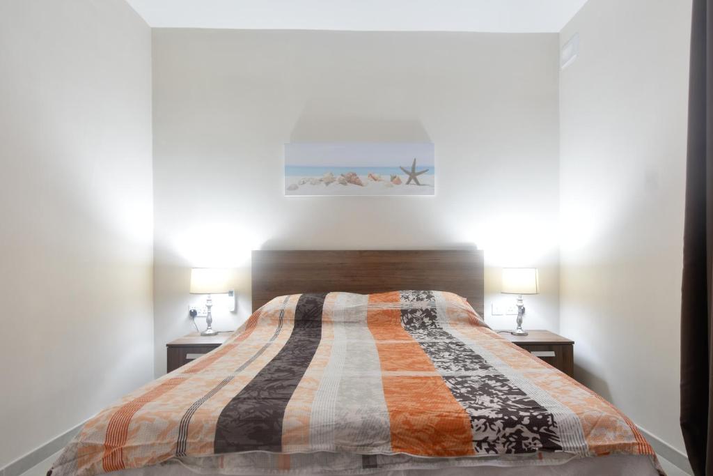 Postel nebo postele na pokoji v ubytování Marbella Holiday Apartments - Seafront - Wifi
