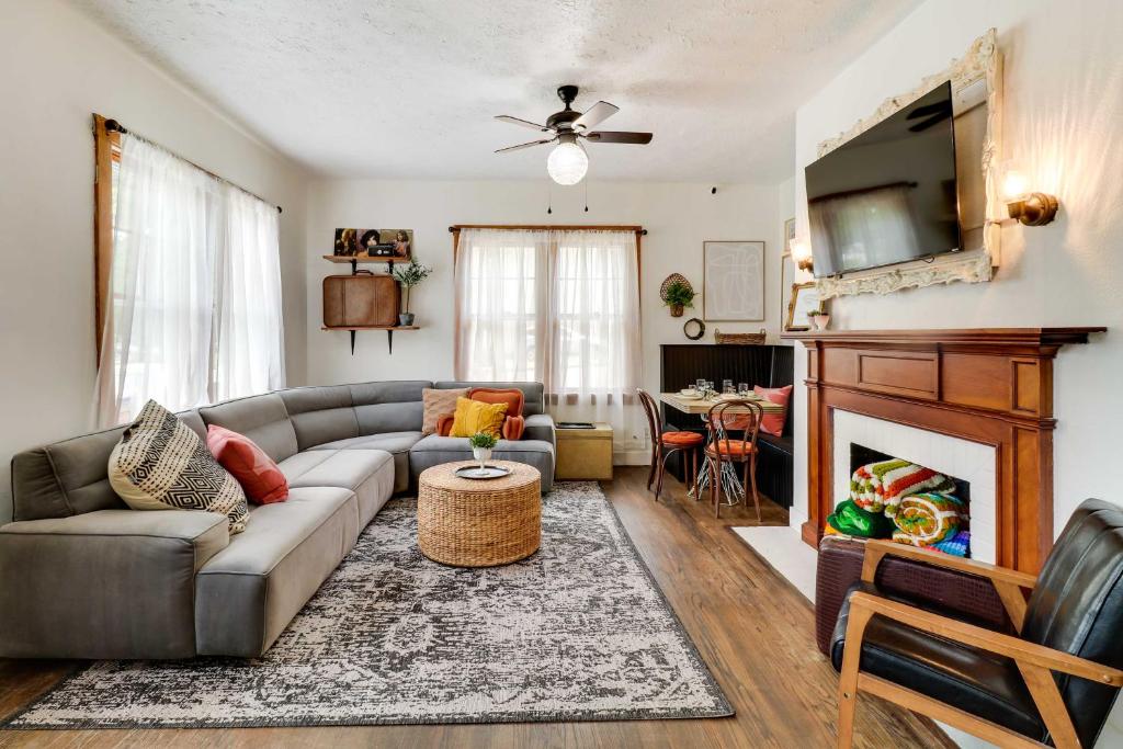 ein Wohnzimmer mit einem Sofa und einem Kamin in der Unterkunft Charming Edwardsville Home Walk to Downtown! in Edwardsville