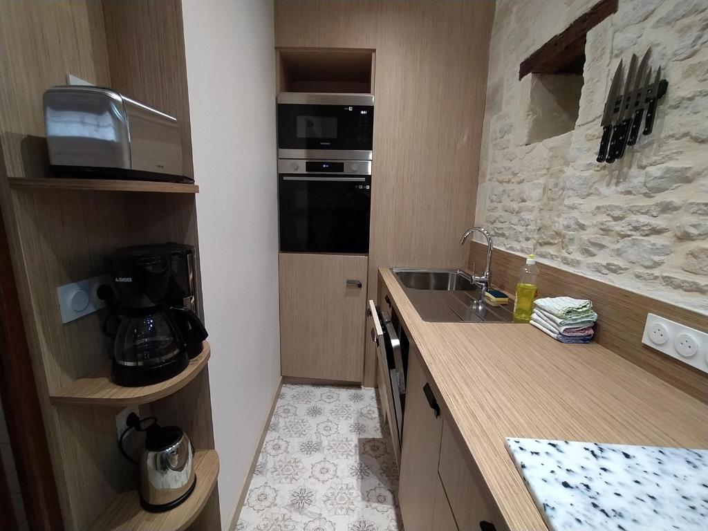 Ett kök eller pentry på Chambres Résidentielles avec cuisine au Manoir de Mathan à Crépon 5 mn D'Arromanches et 10 mn de Bayeux