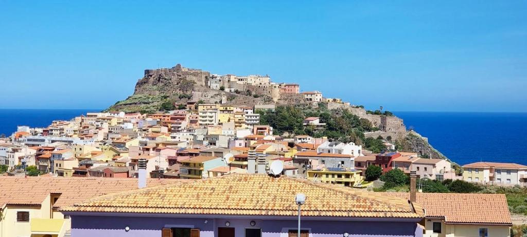 uma cidade no topo de uma colina com casas em Affittimoderni Castelsardo Smeralda CSSM16 em Castelsardo