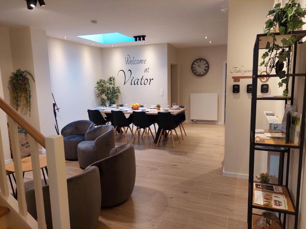 Viator Holidayhome في تونجيرين: غرفة طعام مع طاولة وكراسي في غرفة