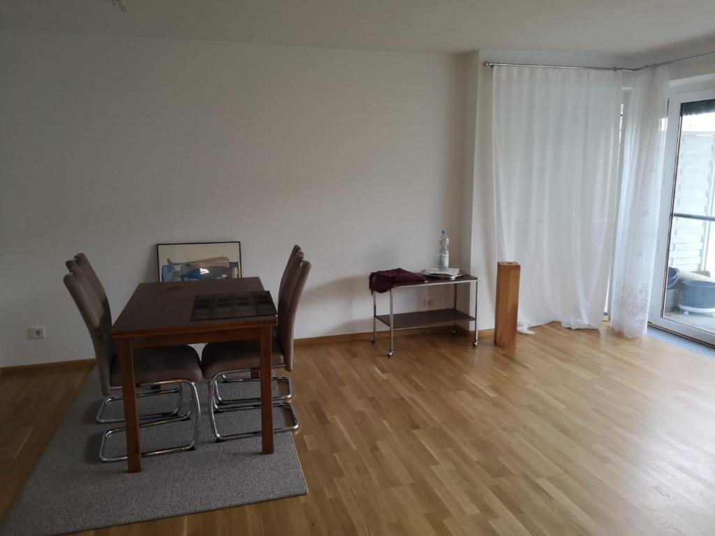 sala de estar con mesa de madera y sillas en Helene, en Bad Säckingen
