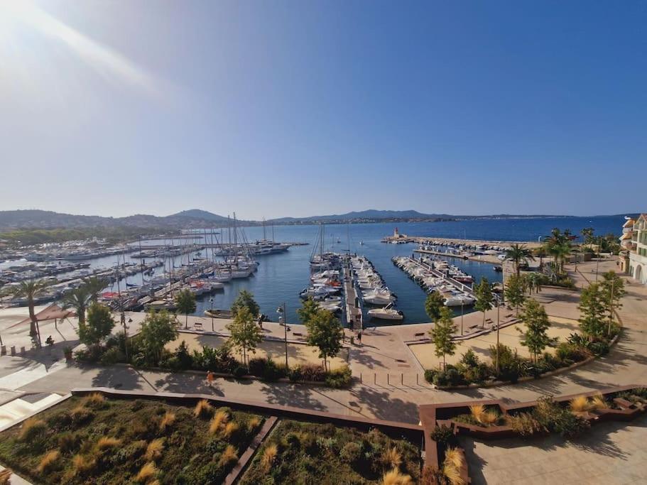 une vue aérienne d'une marina avec des bateaux dans l'eau dans l'établissement Splendide vue mer, à Sanary-sur-Mer