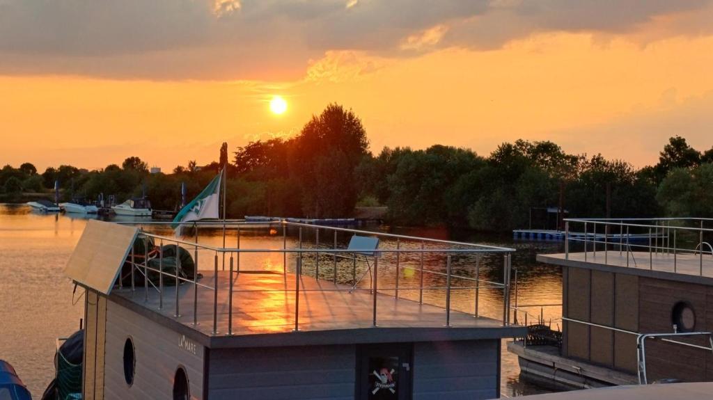 Výhled na řeku, která protéká v blízkosti ubytování na lodi