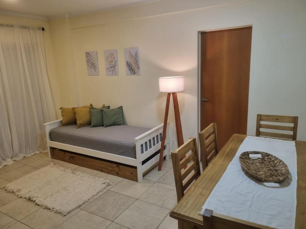 Schlafzimmer mit einem Bett und einem Esstisch in der Unterkunft Departamento Bahía Blanca con cochera cubierta in Bahía Blanca