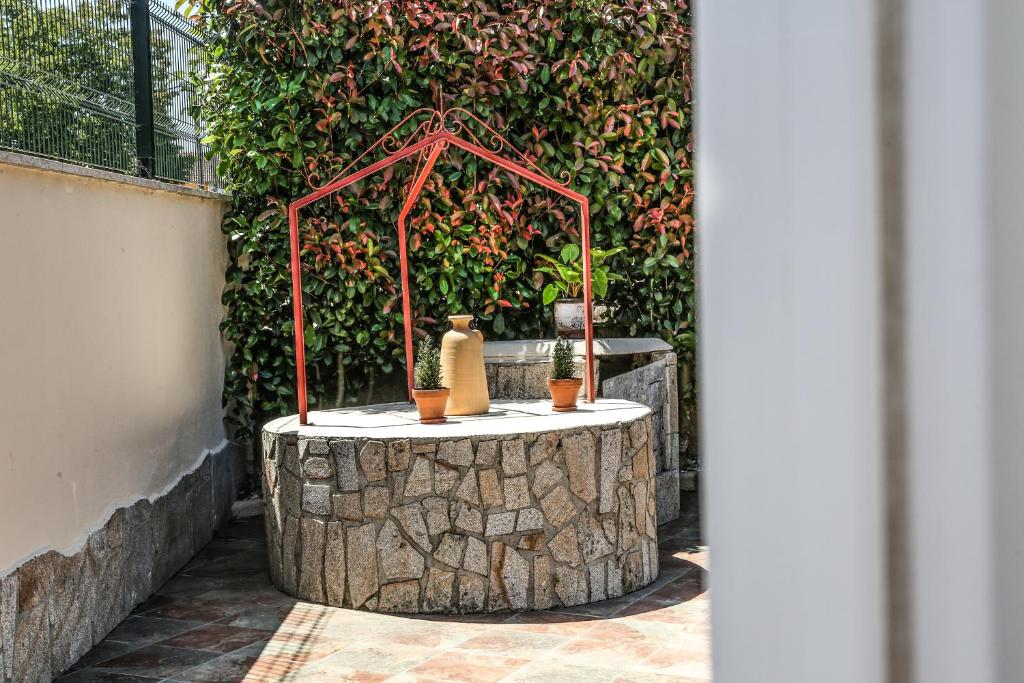 een fontein bovenop een boomstronk bij O Eido da Otilia in Pontevedra