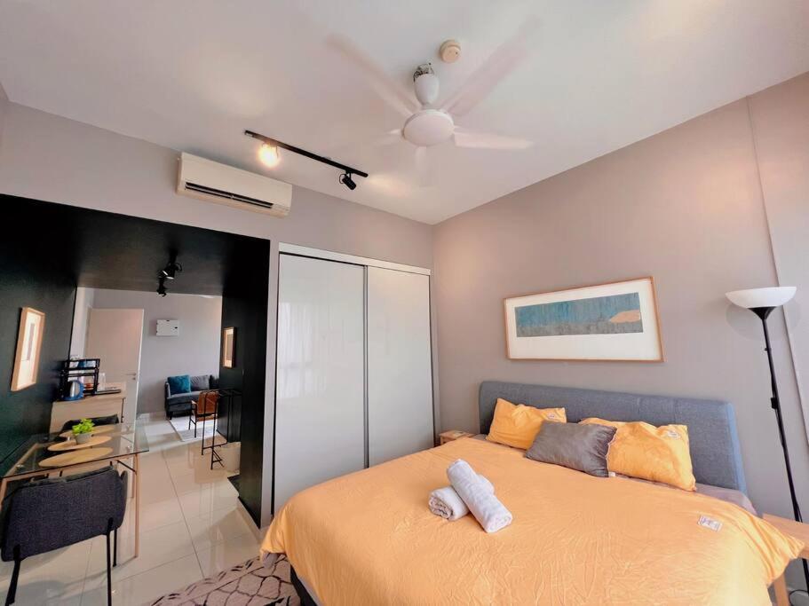 a bedroom with a bed and a ceiling fan at Studio Staycation D'Sara @ Linked MRT, Near Thomson Hospital & Sungai Buloh Hospital in Sungai Buluh