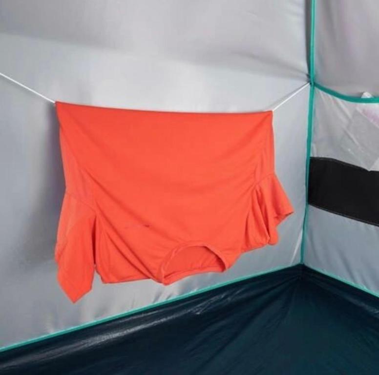 AllYouNeed Oktoberfest Basic Camping في ميونخ: قميص احمر معلق في خيمة