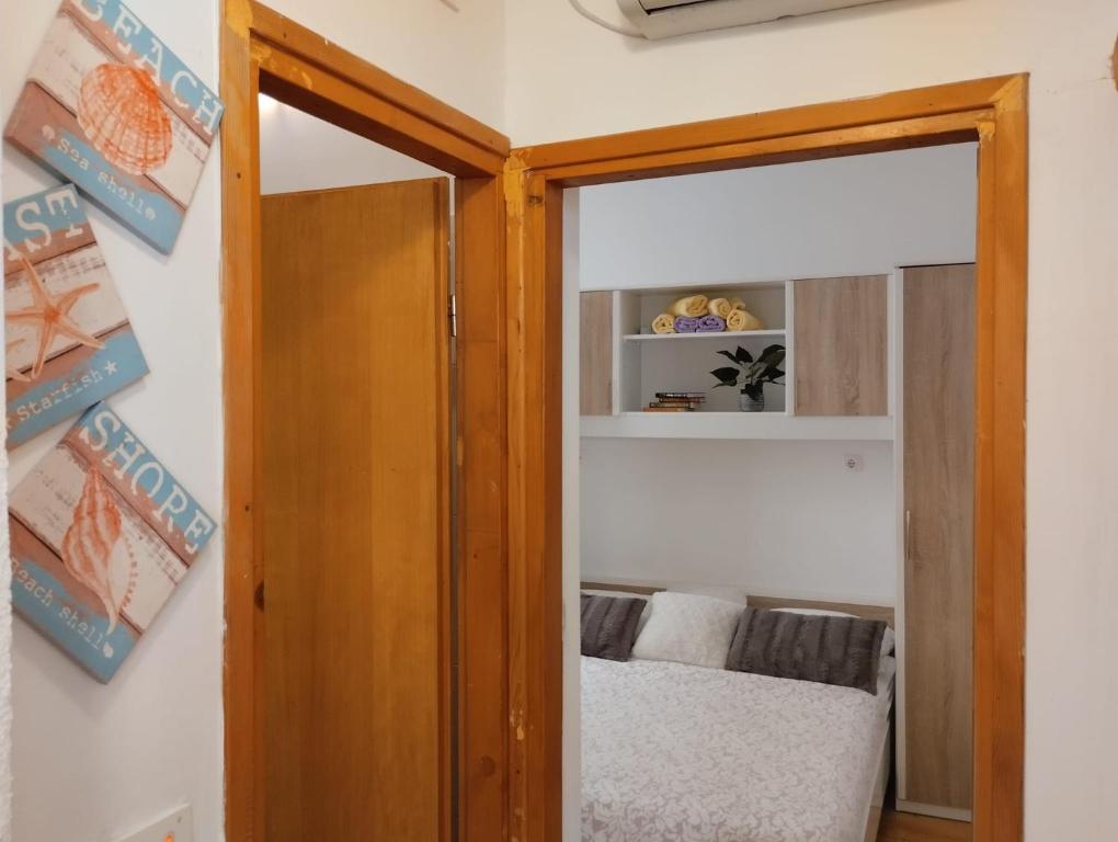 Zimmer mit Tür und Spiegel in der Unterkunft Apartment Josipa in Dubrovnik