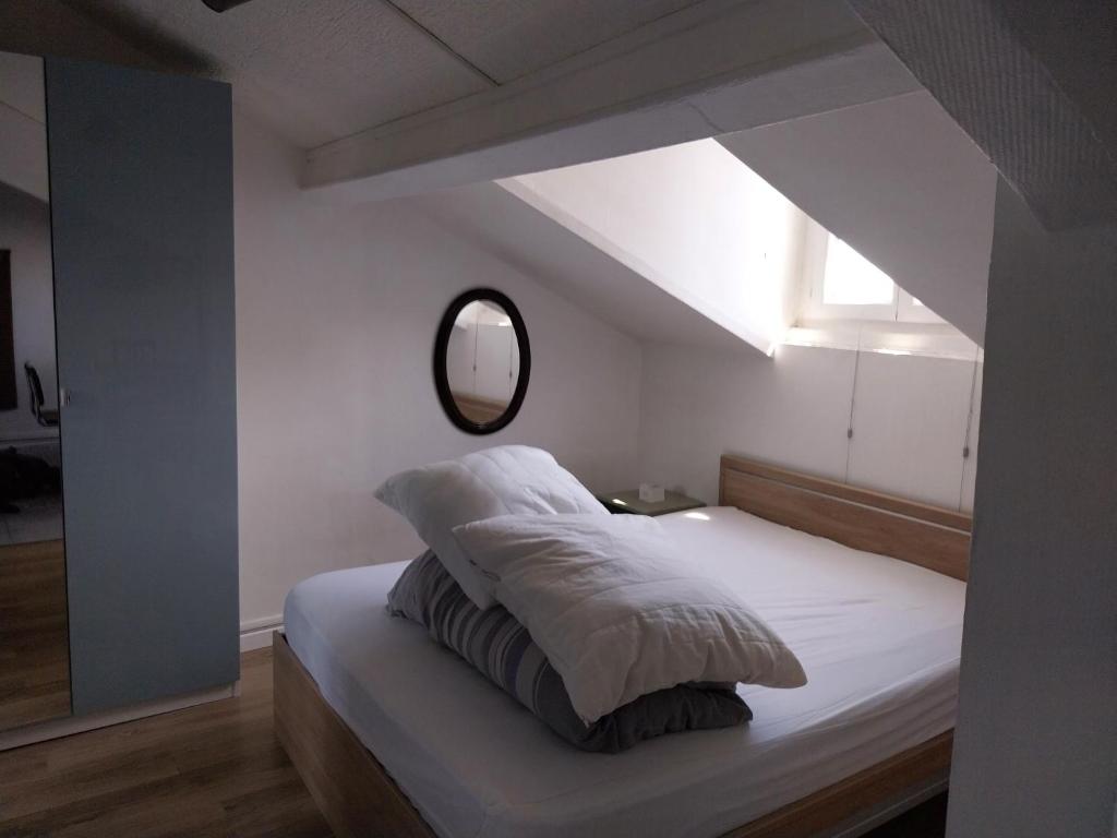 - une chambre avec un lit, une fenêtre et un miroir dans l'établissement Cozy studio Clichy Levallois, à Clichy