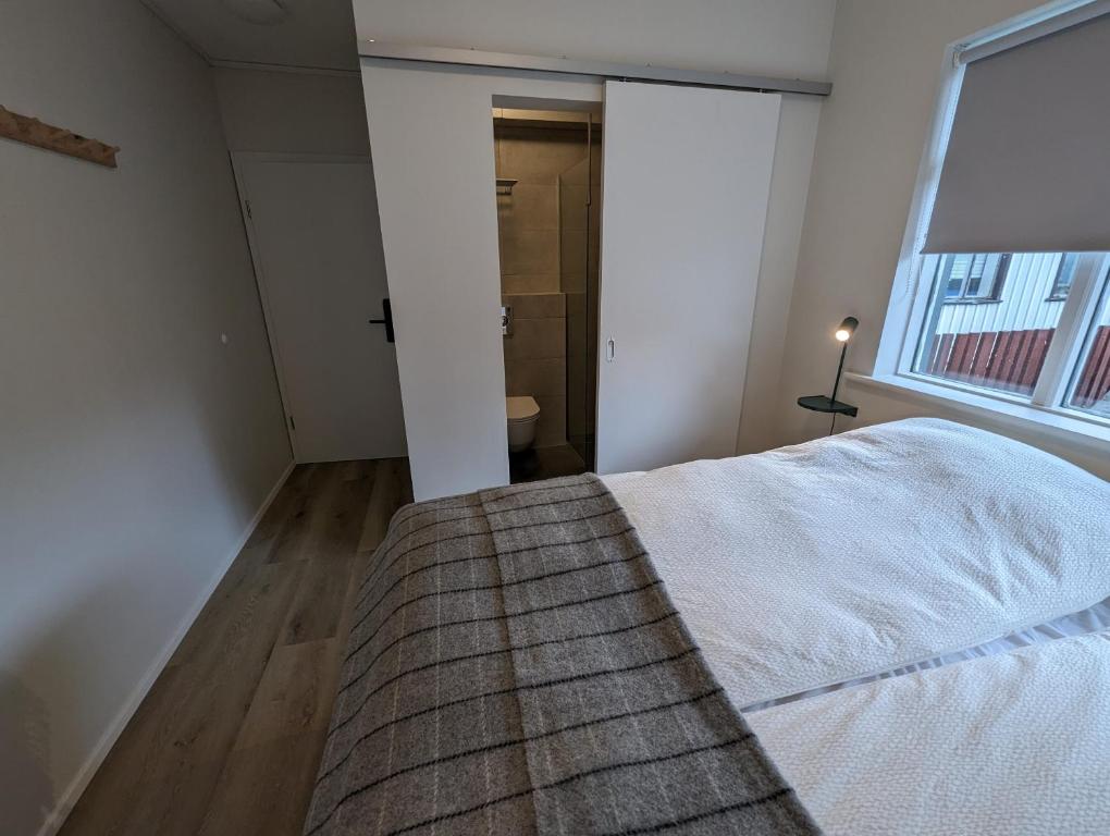 Rúm í herbergi á The Ísafjörður Inn by Ourhotels