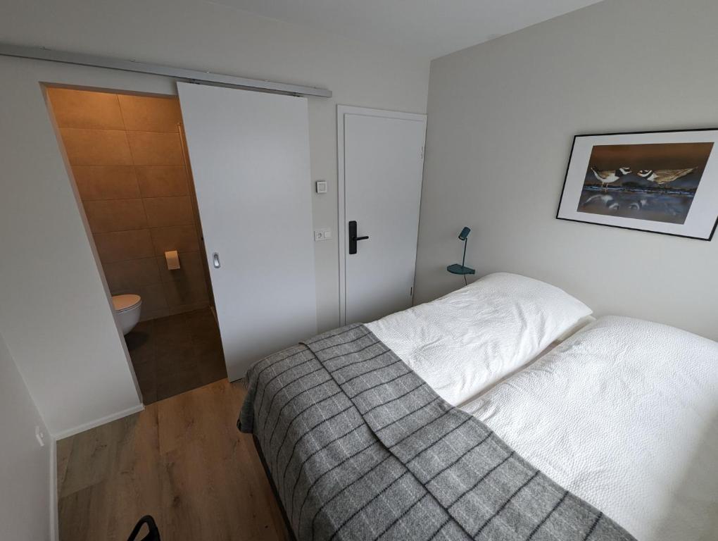 Rúm í herbergi á The Ísafjörður Inn by Ourhotels
