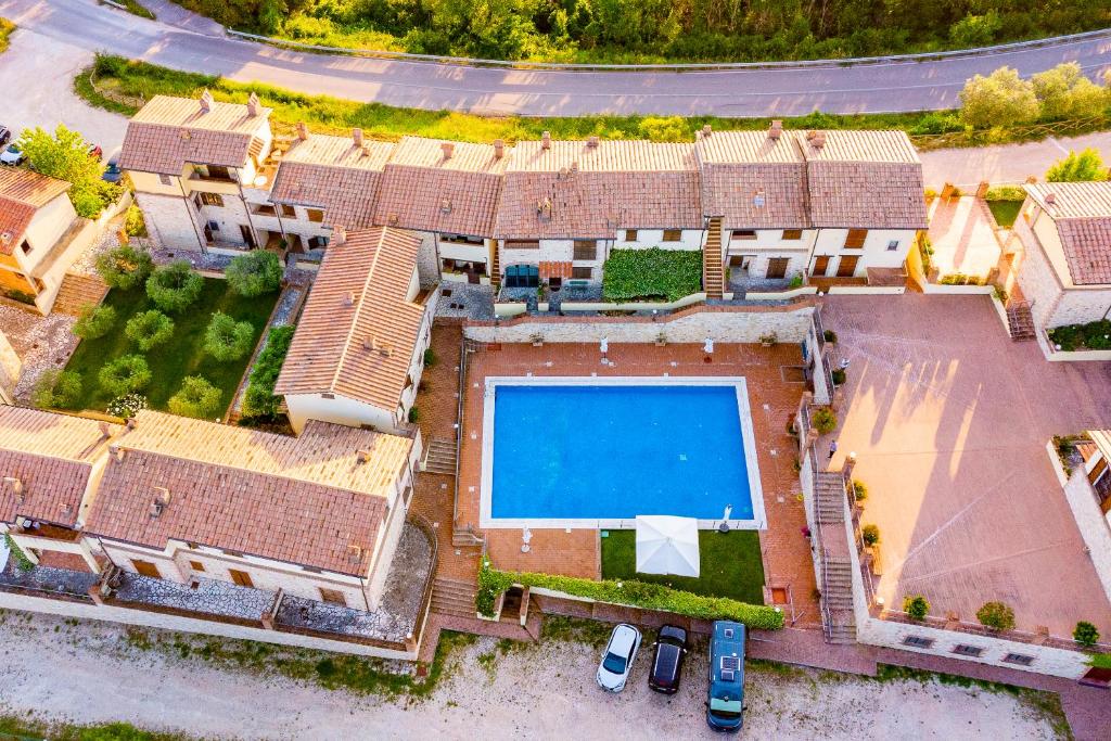 eine Luftansicht eines Hauses mit Pool in der Unterkunft Casa Marlèn in Collazzone