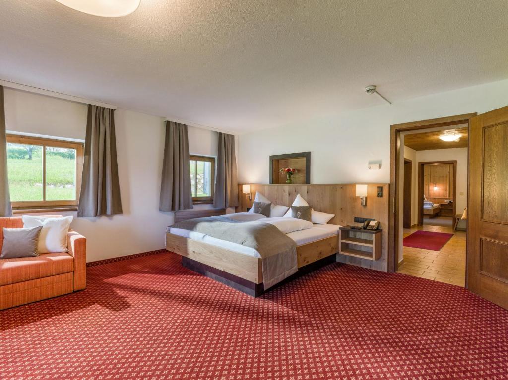 1 dormitorio grande con 1 cama y 1 sofá en Appartment Thumerhof Wildschönau en Niederau