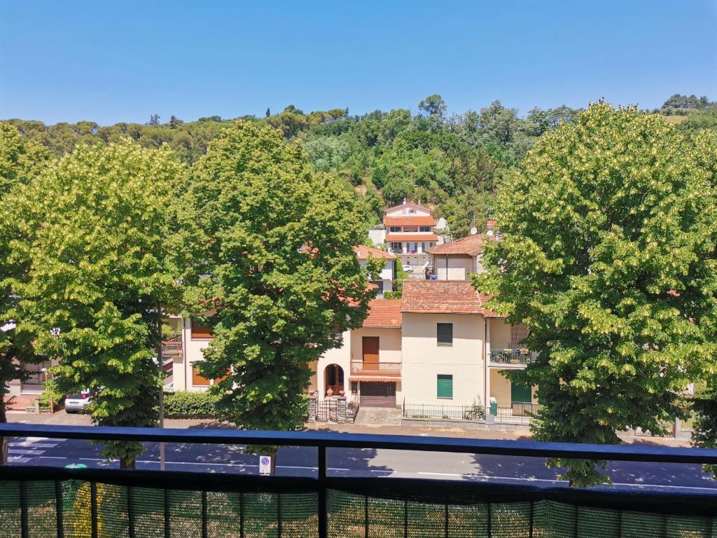 una vista dal balcone di una casa con alberi di Appartamento Scarperia San Piero a Sieve a San Piero a Sieve