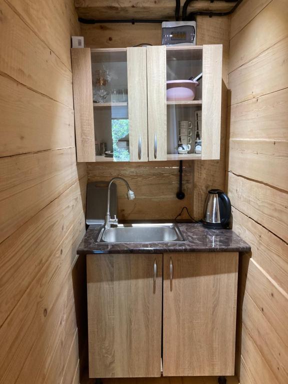 Kuchyň nebo kuchyňský kout v ubytování MESTIA COTTAGE TiME