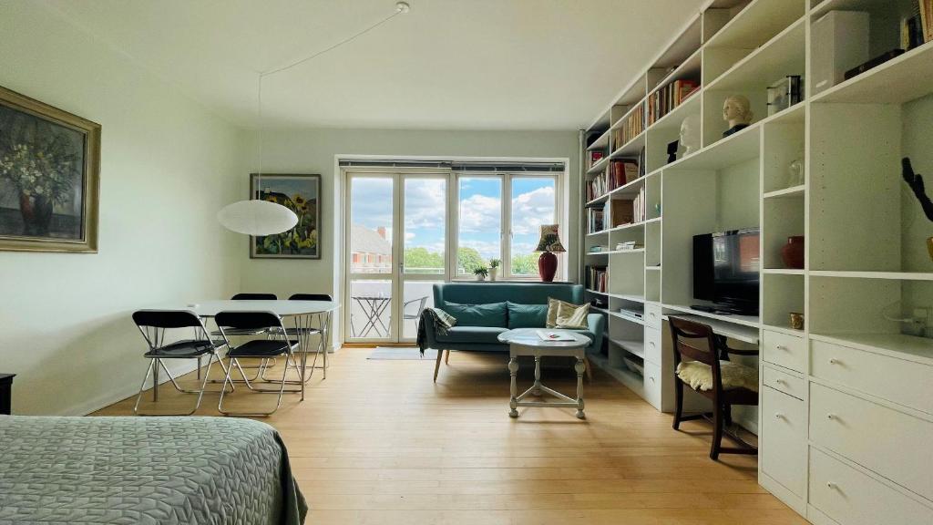 Camera con letto, divano e tavolo di ApartmentInCopenhagen Apartment 700 a Copenaghen